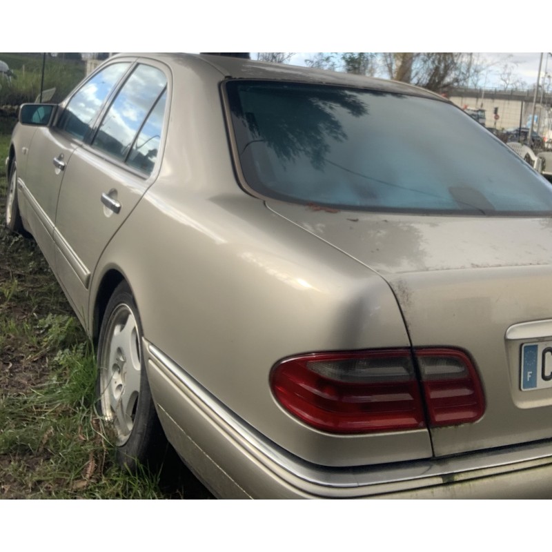 MERCEDES CLASSE E W210 FEU ARRIÈRE DROIT ET GAUCHE COMPLET AVEC PORTE AMPOULES ORIGINALES