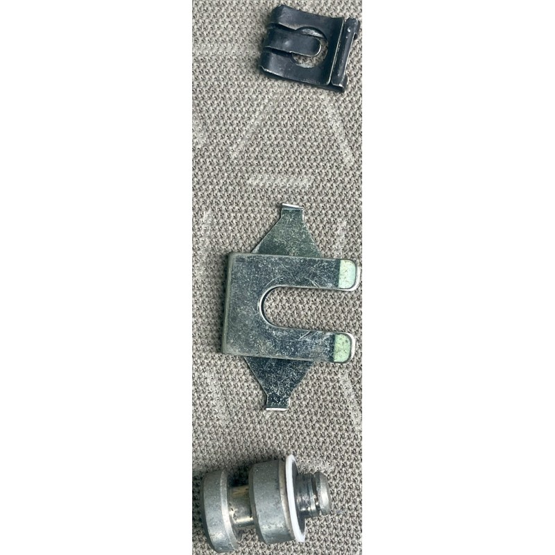 RENAULT MEGANE 2 CC ADAPTATEUR AVEC CLIPS POUR CÂBLE Liseré rouge  PLAGE ARRIÈRE